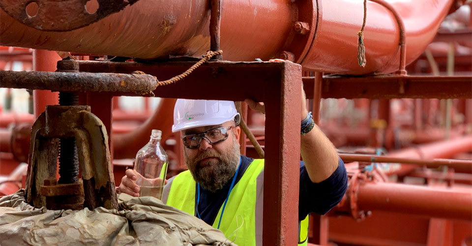 en actividades de construcción naval, conversión de barcos, reparación y mantenimiento de barcos y construcción en alta mar