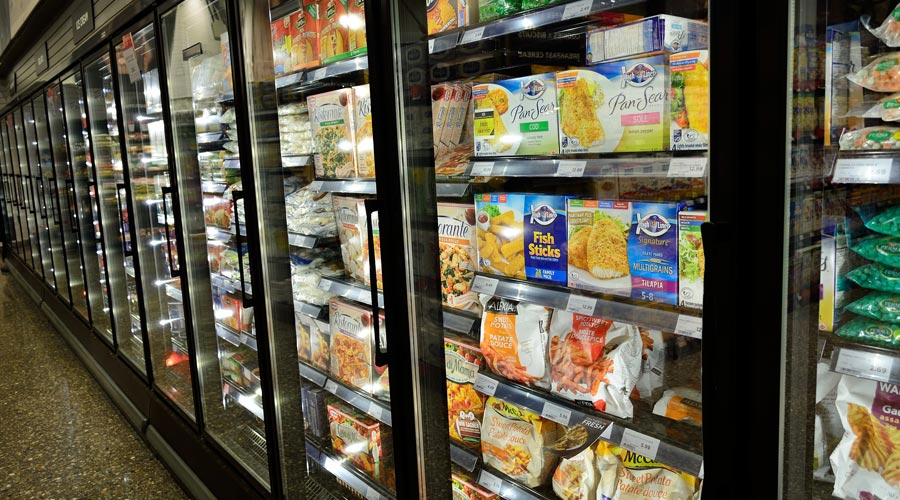 sección de alimentos congelados de un supermercado
