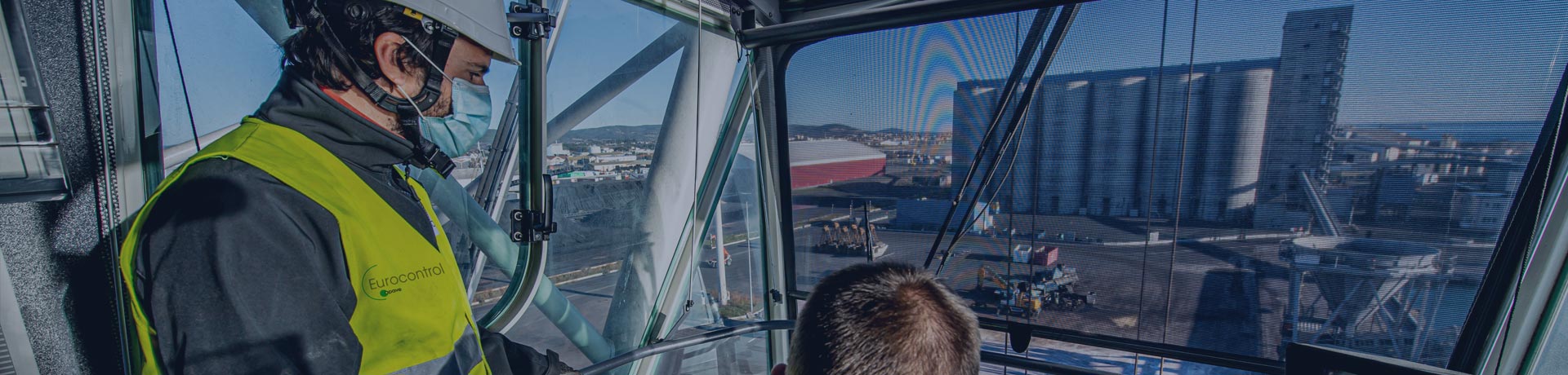 Empleado de Eurocontrol acompañando a un cliente en un trabajo de control en una grúa portuaria